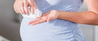 Беременная девушка с капсулой на ладони