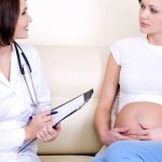 Беременная женщина у гинеколога в кабинете