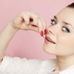 Девушка ест таблетку