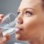 девушка пьет воду