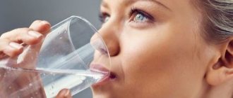 девушка пьет воду