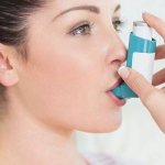 Девушка с ингалятором во рту