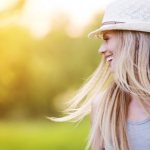 девушка улыбается