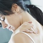 Девушка взялась за плечо