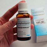 флакон капель Лимфомиозот в руках