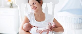 Молодая мама кормит малыша грудью