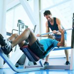 Парни в фитнес-зале