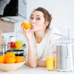 Переборовшая гиповитаминоз девушка