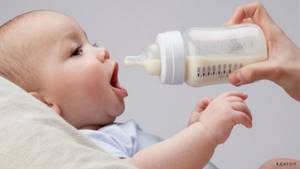 После отравления ребенку рекомендуют давать кисломолочные смеси, в которые добавляют рисовый отвар.