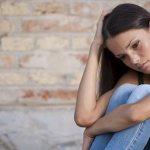 Симптомы герпеса проявляются на разных участках тела. Обычно это лицо, конечности, гениталии, поясничный отдел спины