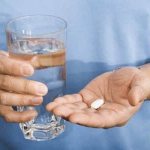 Таблетки нужно принимать, запивая водой, не разжевывая