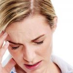 У девушки болит голова