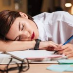 Уставшая девушка