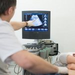 врач проводит УЗИ брюшной полости