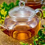 Заваренный в чайнике чай из зверобоя