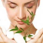 женщина и листья