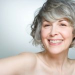 Женщина улыбается