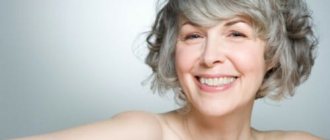 Женщина улыбается